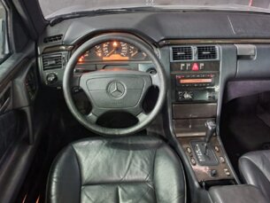 Foto 9 - Mercedes-Benz Classe E E 320 Elegance automático