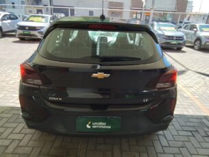 Foto 6 - Chevrolet Onix Onix 1.0 LT manual