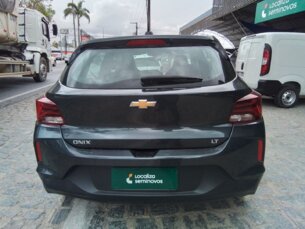 Foto 5 - Chevrolet Onix Onix 1.0 LT manual