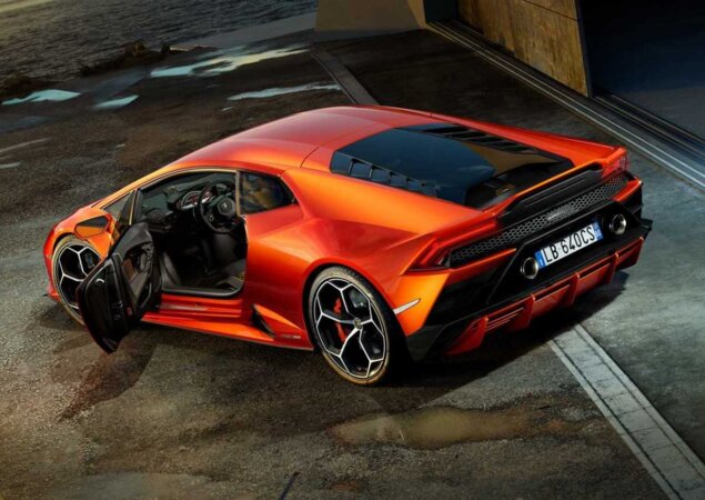 Portas não são abertas para cima como no Aventador