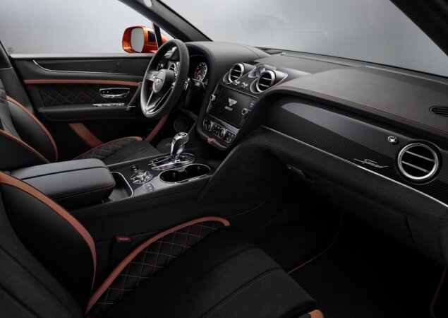 Interior traz revestimento de Alcantara pela primeira vez em um Bentayga