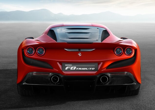 Lanternas traseiras quadruplas e vidro traseiro com abertura de ar retornam às Ferrari
