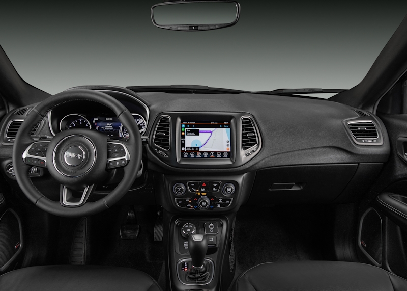 Interior com temática escura é destaque