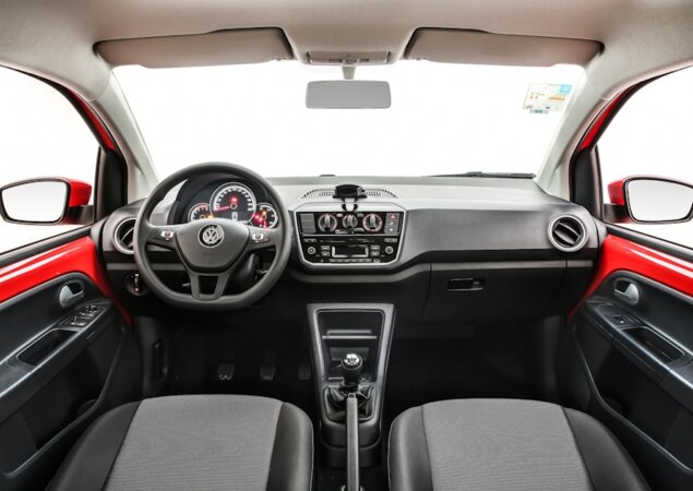 Interior ficou mais simples, sem volante de couro e painel com textura única