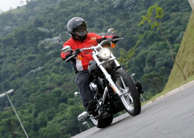 A Harley-Davidson Rocker oferece boa ergonomia