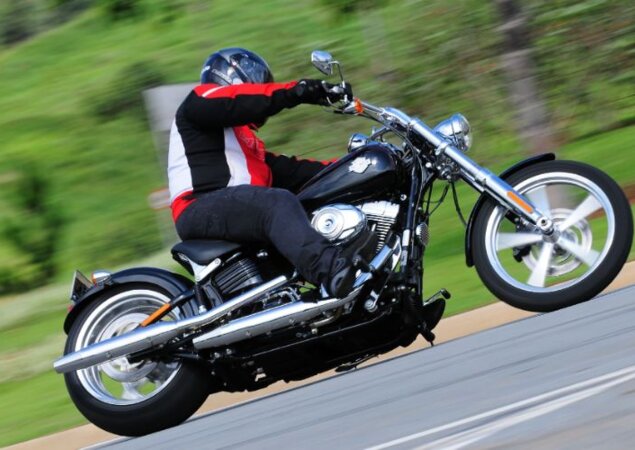 Em curvas fechadas, a HD Rocker raspa com facilidade a pedaleira no asfalto