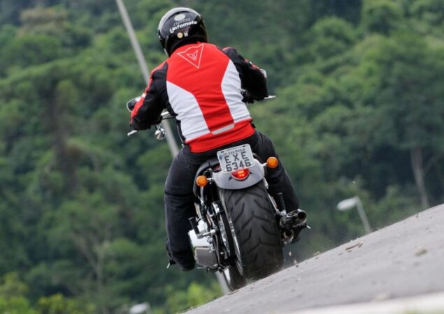 O design arrojado é o diferencial da moto, com destaque para o pneuzão de 240 mm na traseira