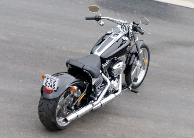 De design arrojado, a Rocker deve atrair motociclistas mais jovens