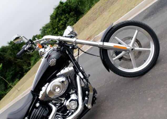 O garfo alongado é uma das características da HD Rocker C