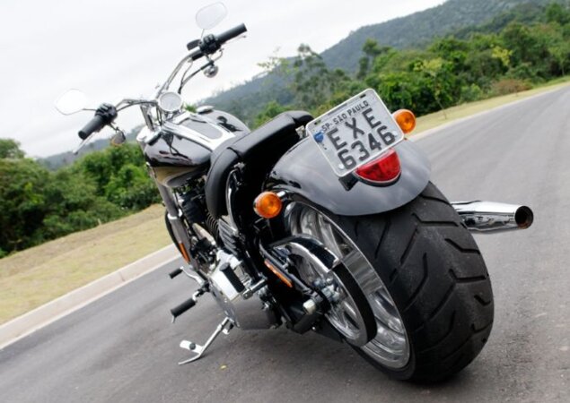 O pneu traseiro de 240 mm é fabricado pela Dunlop