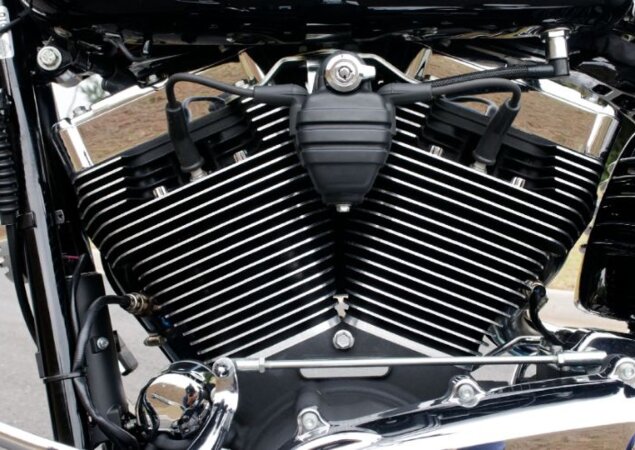 O modelo está equipado com o tradicional motor "V2" de quase 1600cc