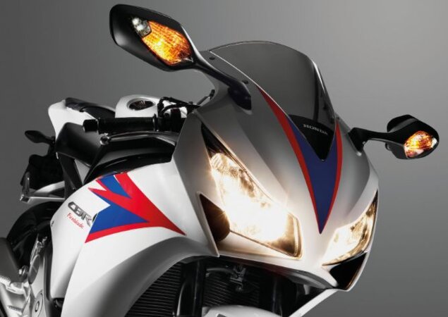 Honda fez alterações discretas na carenagem dianteira: voltaram as linhas mais angulosas