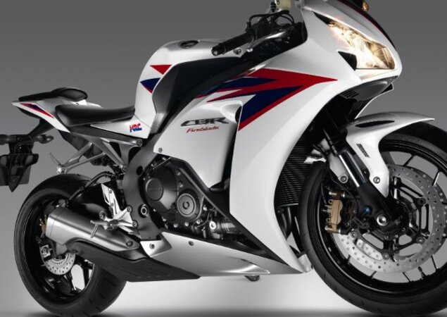 Os painéis laterais da CBR 1000 RR 2012 agora utilizam a tecnologia de dupla camada