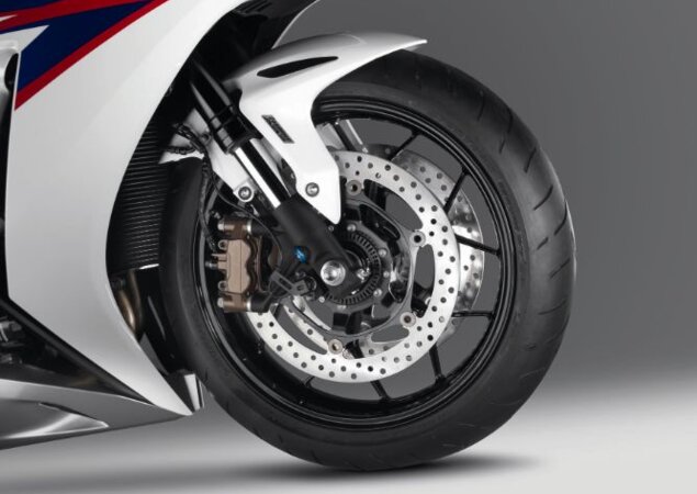 Na dianteira, a CBR 1000 RR ganhou novos amortecedores invertidos e novas rodas