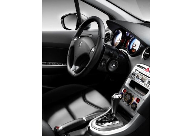 Nessa versão a Peugeot também colocou um novo volante com visual mais esportivo
