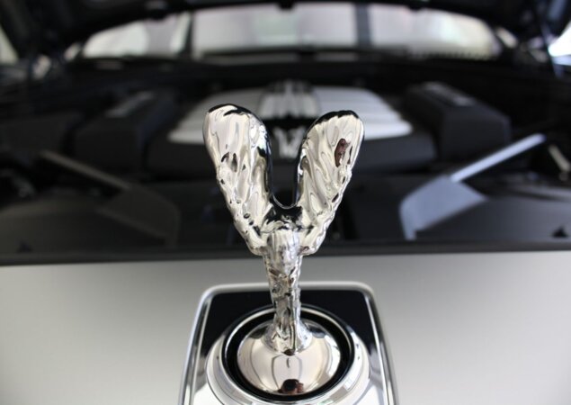 Estatueta "guarda" motor 6.6 V12 biturbo de 563 cv