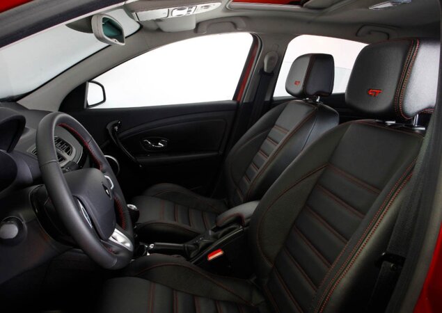 Interior em couro conta com uma série de logos GT