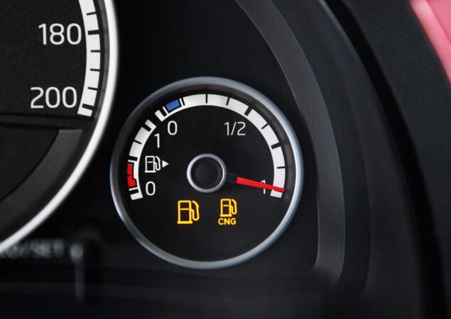 No detalhe, marcador de combustível mostra o nível do gás e da gasolina