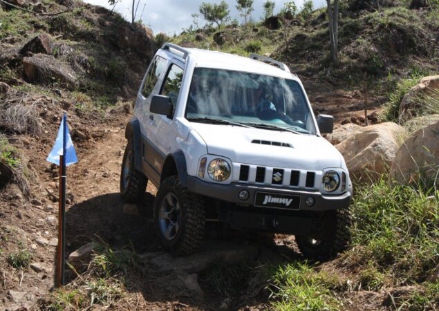 Pequeno e até certo ponto caricato, Jimny é cumpridor do asfalto, mas se sobressai fora dele