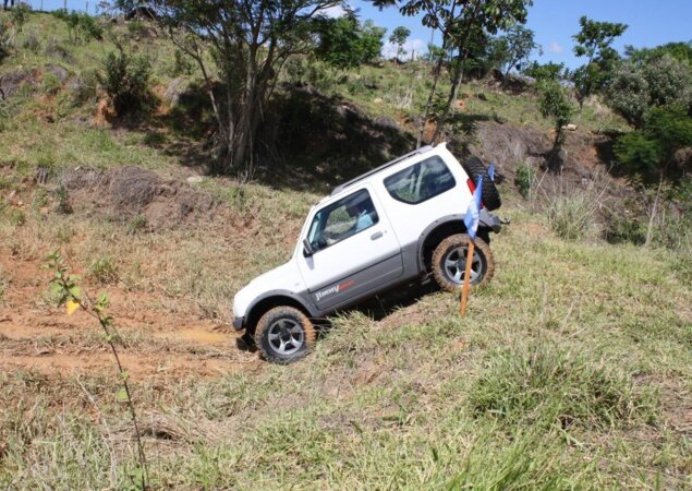 Rodas grandes e boa altura em relação ao solo permitem ao Jimny superar obstáculos maiores que o carro
