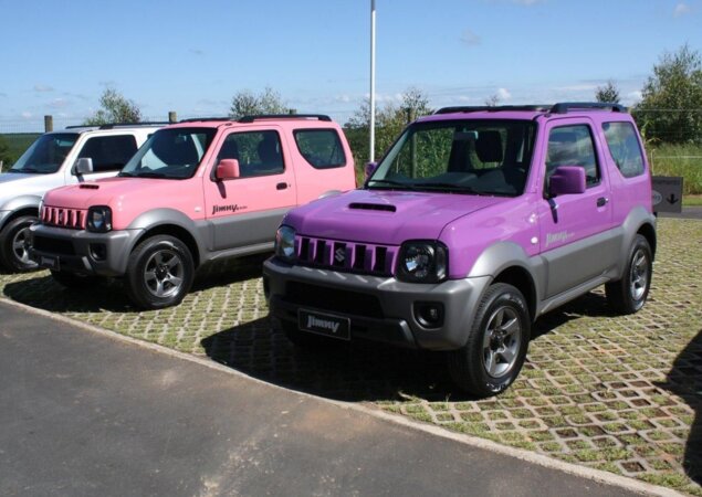 Por suas proporções, o Jimny já atrai a atenção, mais ainda nas incomuns cores roxa e rosa