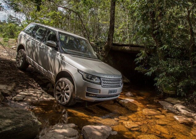 Range Rover Vogue ultrapassa alagamentos de até 900 mm de altura
