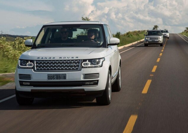 Range Rover Vogue ultrapassa alagamentos de até 900 mm de altura