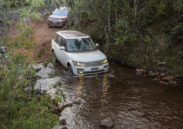 Range Rover Vogue ultrapassa alagamentos de até 900 mm de altura