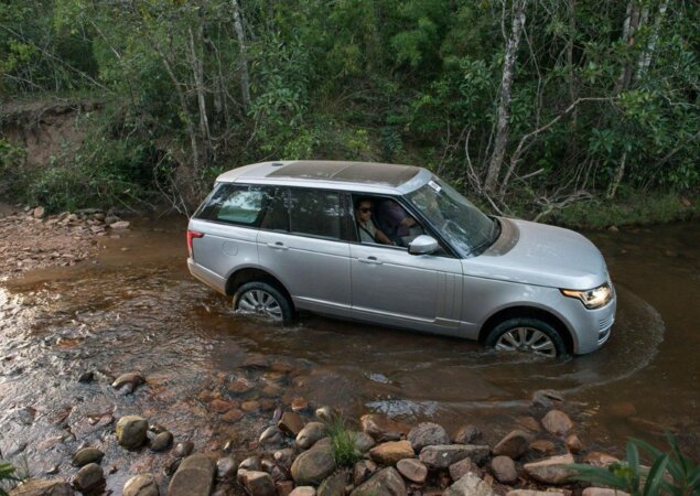 Range Rover Vogue ultrapassa alagamentos de até 900 mm de altura