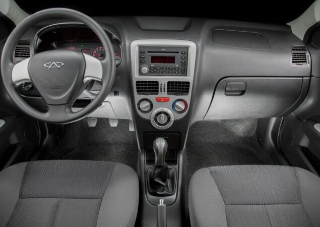 Direção hidráulica, ar-condicionado, trio elétrico, airbags e ABS são alguns dos itens de Série