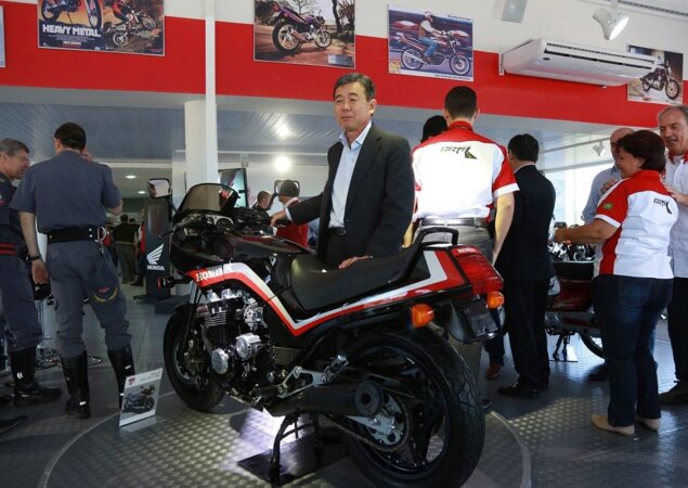 O presidente da Moto Honda da Amazônia, Issao Mizoguchi, e a lendária Honda CBX 750F