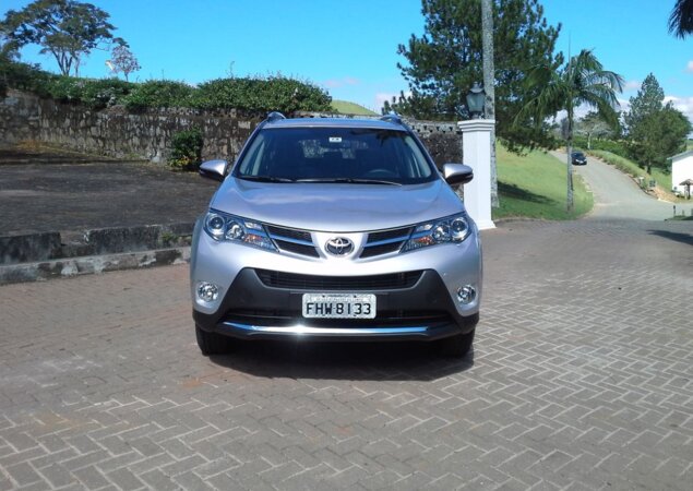 Na frente, as linhas levam o olhar para o logo da Toyota