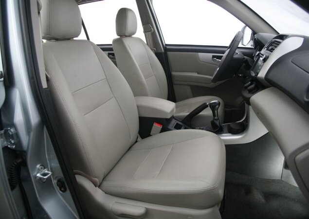 Interior em tom claro revela um carro que ainda não está totalmente de acordo com o gosto brasileiro