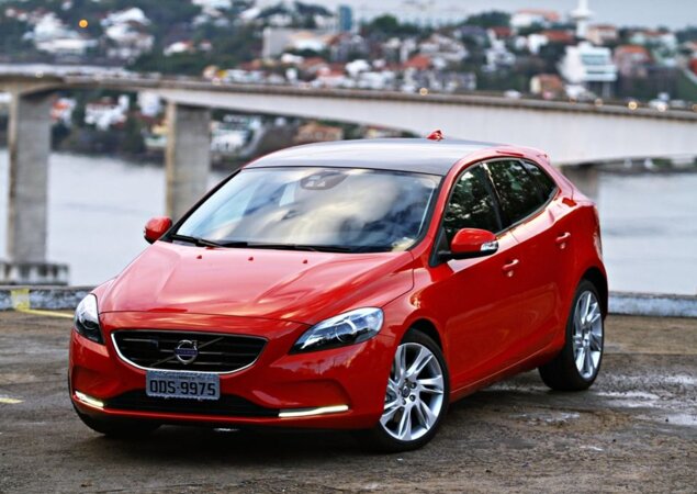 Capô abriga o motor 2.0 turbo a gasolina com cinco cilindros