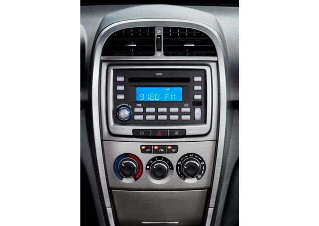 Airbag duplo, freios ABS, ar-condicionado, trio elétrico e CD player são alguns dos equipamentos de série
