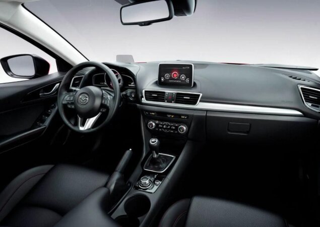 Interior do Mazda3 tem acabamento cromado e tela multimídia de 7 polegadas