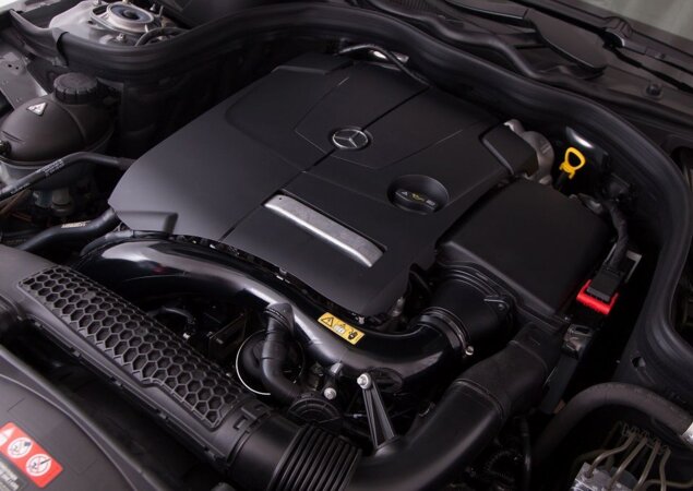 Motor 2.0 do Classe E é pequeno apenas no papel. Desempenho dá e sobra para o carro