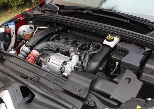 No DS4, o mesmo motor está montado transversalmente e gera 165 cv