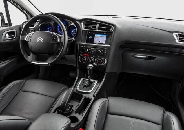 Interior é bonito, com o painel do DS4, mas nas versões mais baratas o acabamento é simples
