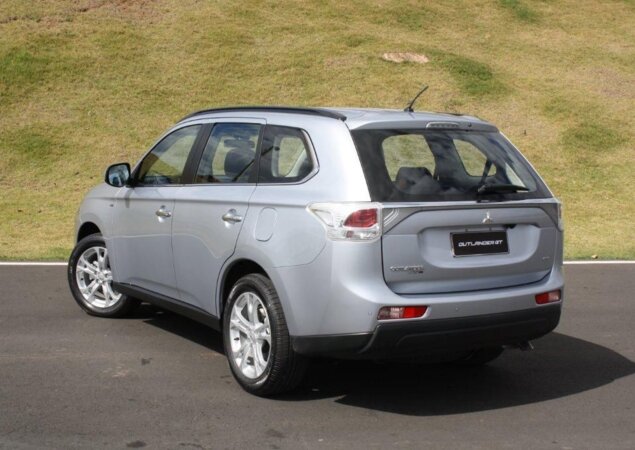 Na traseira, o Mitsubishi Outlander granhou um conjunto inteiriço de lanternas com acabamento cromado