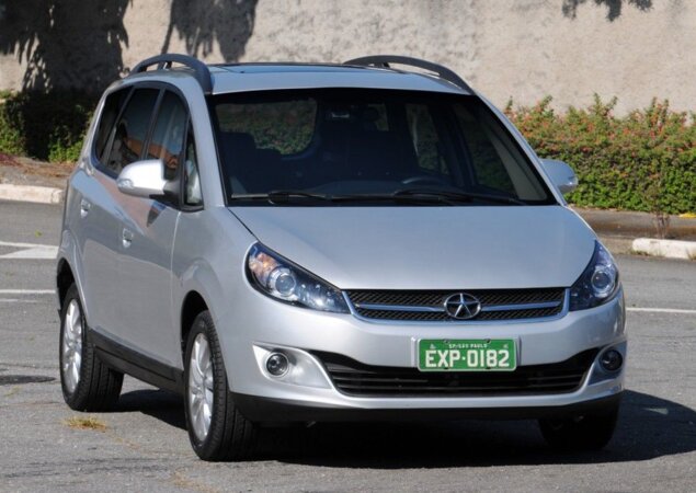 Nova grade dianteira e novos faróis fazem parte das alterações para a versão 2014 da JAC J6