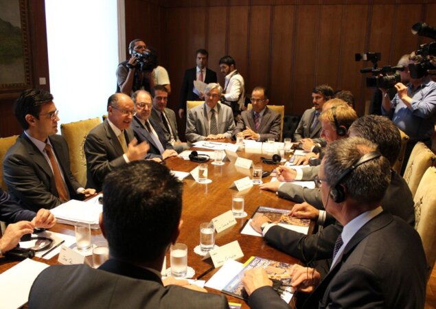 À tarde, diretoria da Mercedes-Benz se reuniu com o governo estadual de São Paulo