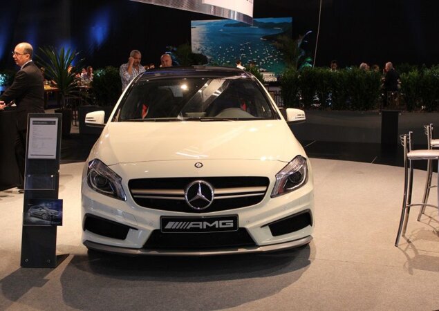Dianteira do A45 AMG ganhou dois frisos cromados