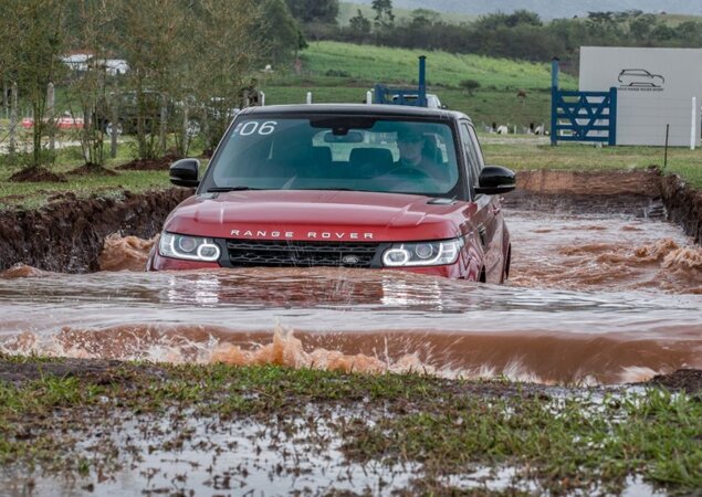 SUV cruza alagamento de até 85 cm