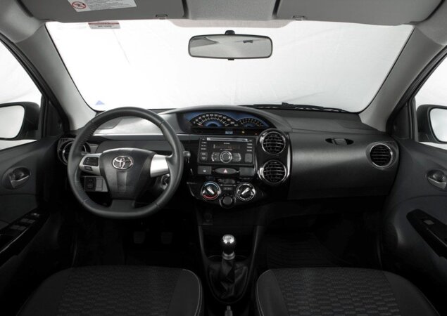 Interior segue tonalidade preta da linha 2014 do modelo