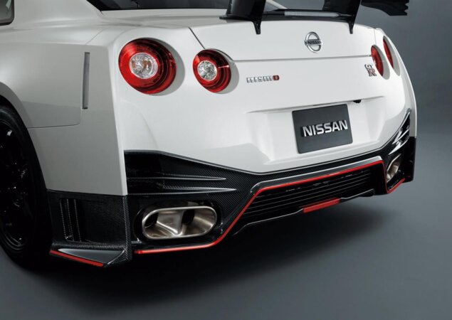 Aerofólio traseiro em fibra de carbono é um dos itens da preparação da Nismo