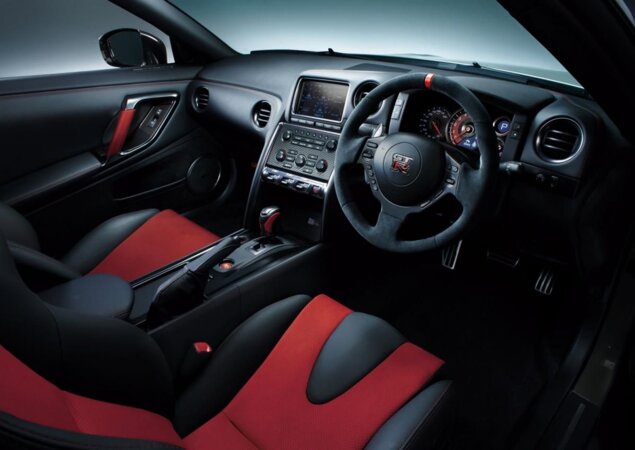 Cabine do Nissan GT-R Nismo ganhou bancos esportivos de fibra de carbono