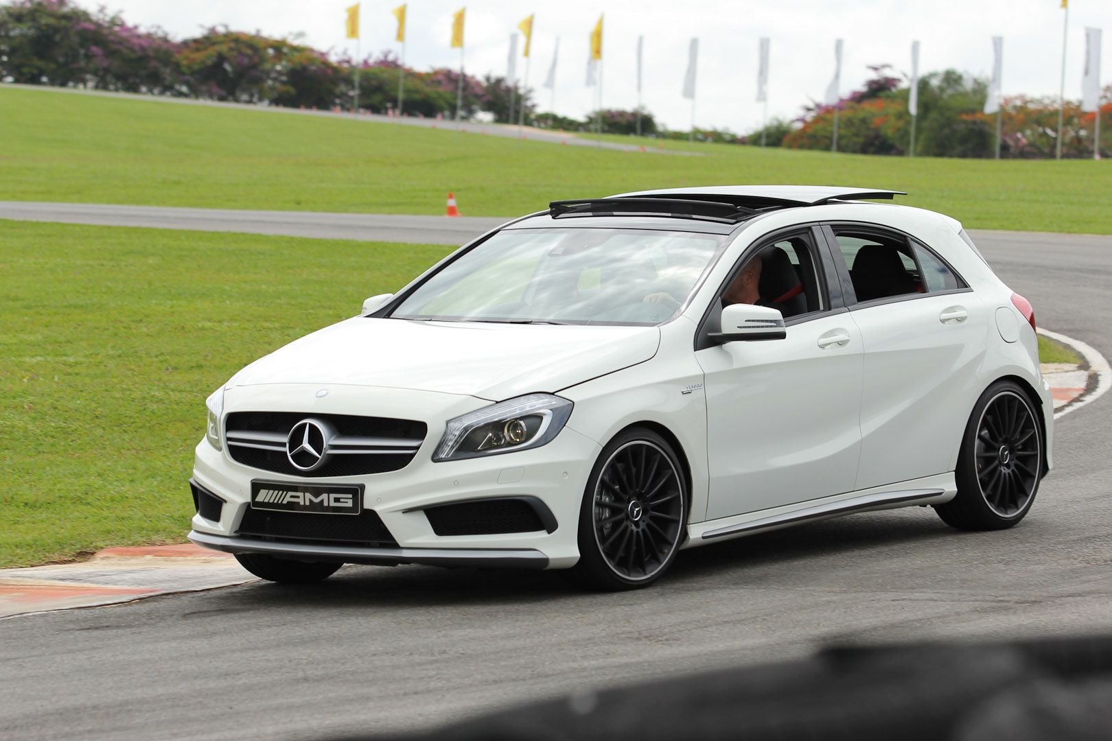 Apesar de ser o menor carro da Mercedes-Benz no Brasil, o Classe A45 AMG tem motor 2.0 turbo de 360 cv