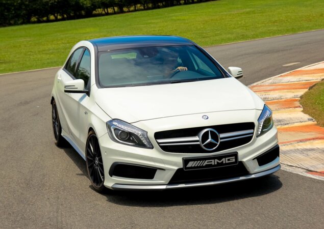 A45 AMG conta com transmissão de dupla embreagem de sete marchas e tração integral