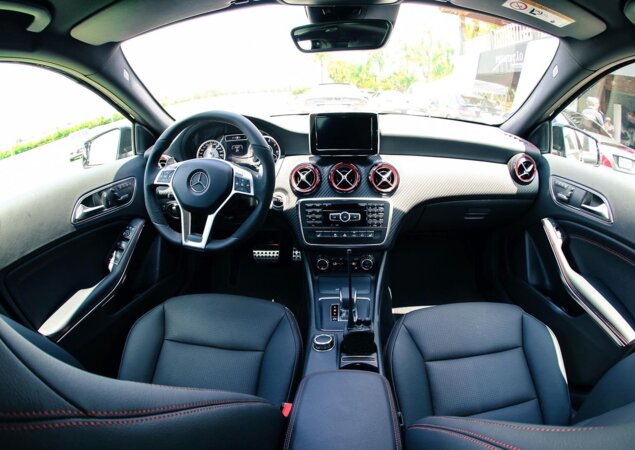 Cabine do Mercedes-Benz A45 AMG
